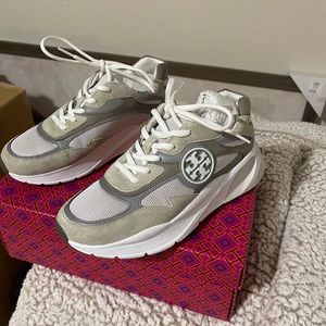 Se venden Tory burch sneakers Sawyer Trainer talla 7 nuevos en si caja.
